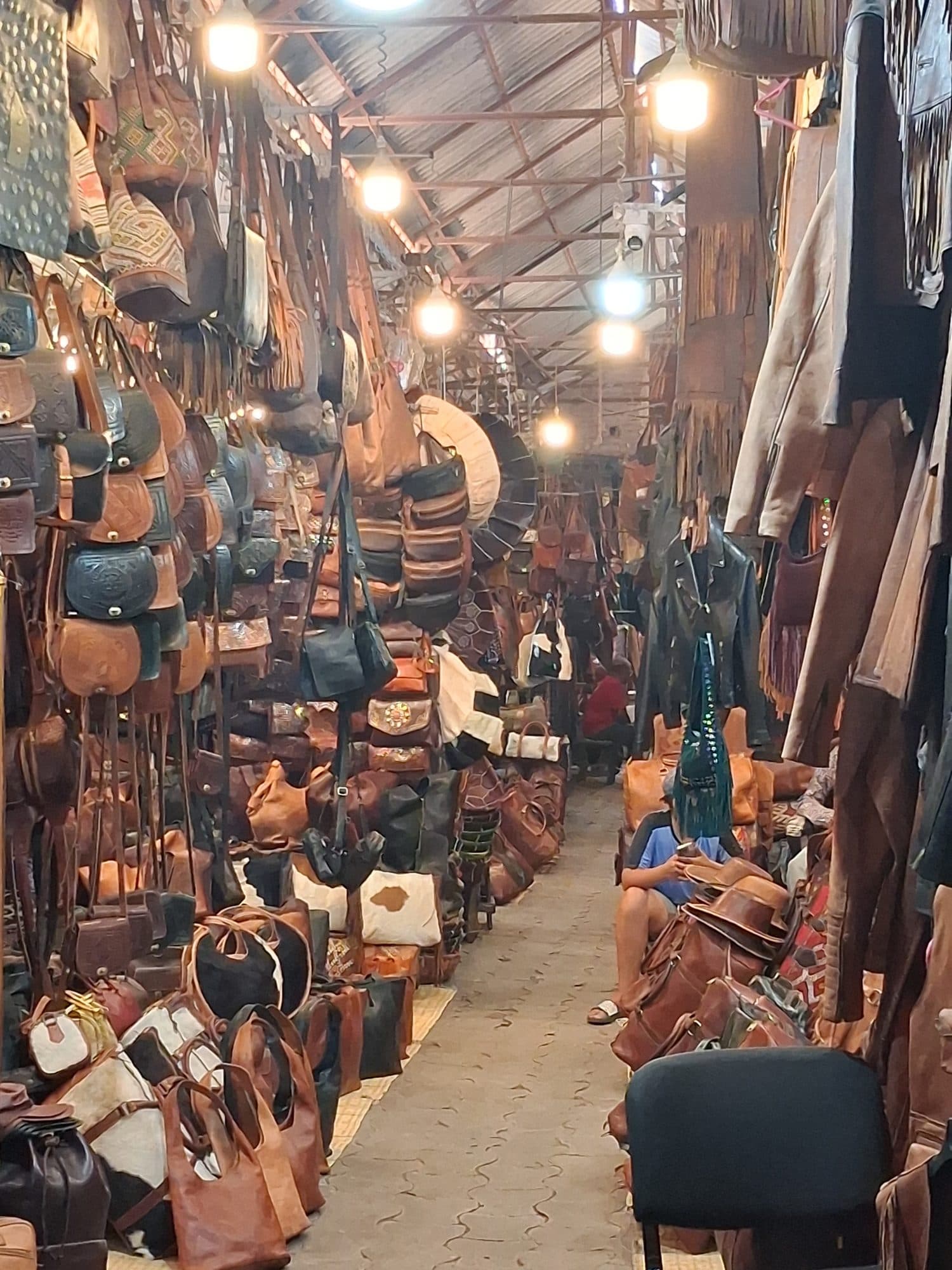 Articles en cuir exposés dans un souk de la médina