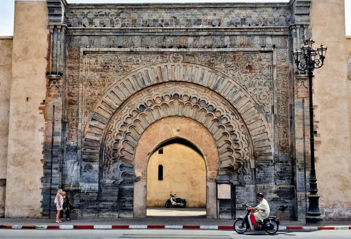 Façade de Bab Agnaou à Marrakech, avec son grand arc à lambrequins.