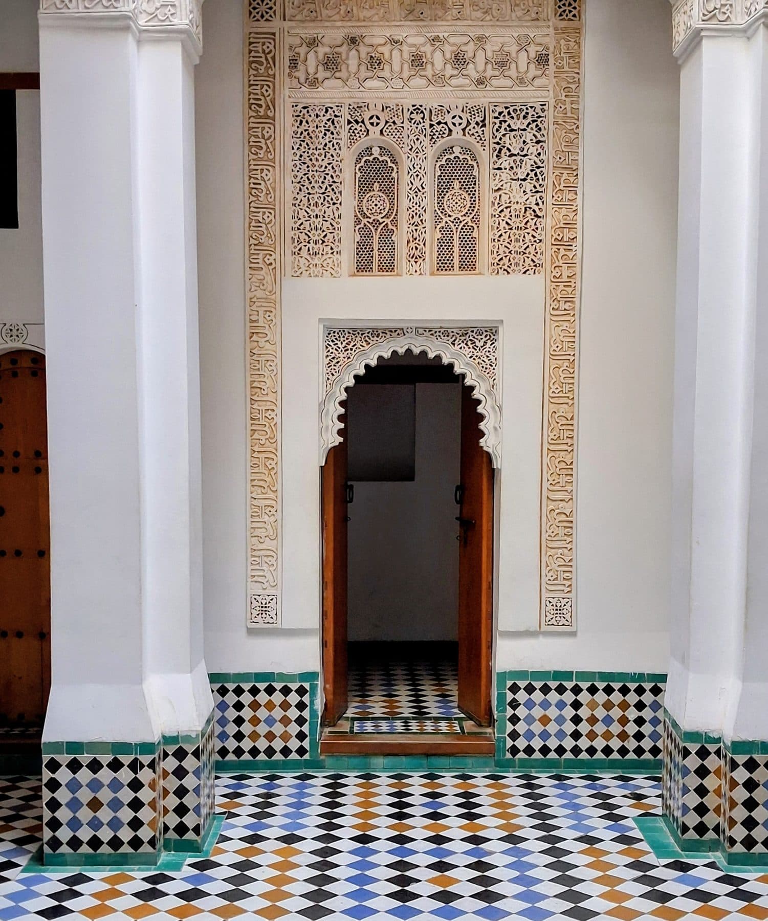 Porte de cellule d'étudiant encadrée de stuc sculpté, médersa Ben Youssef