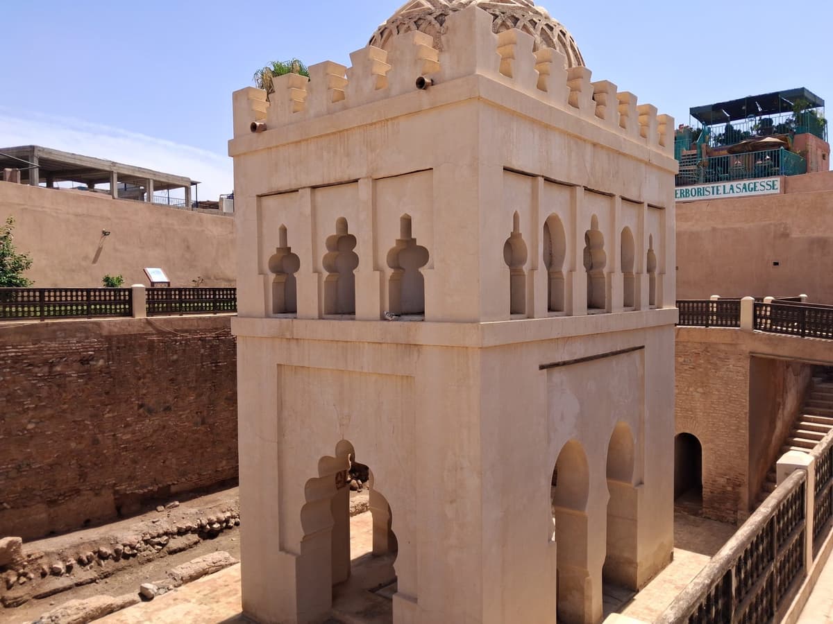 La qoubba almoravide au milieu du site de fouilles, en contrebas du niveau de la rue.