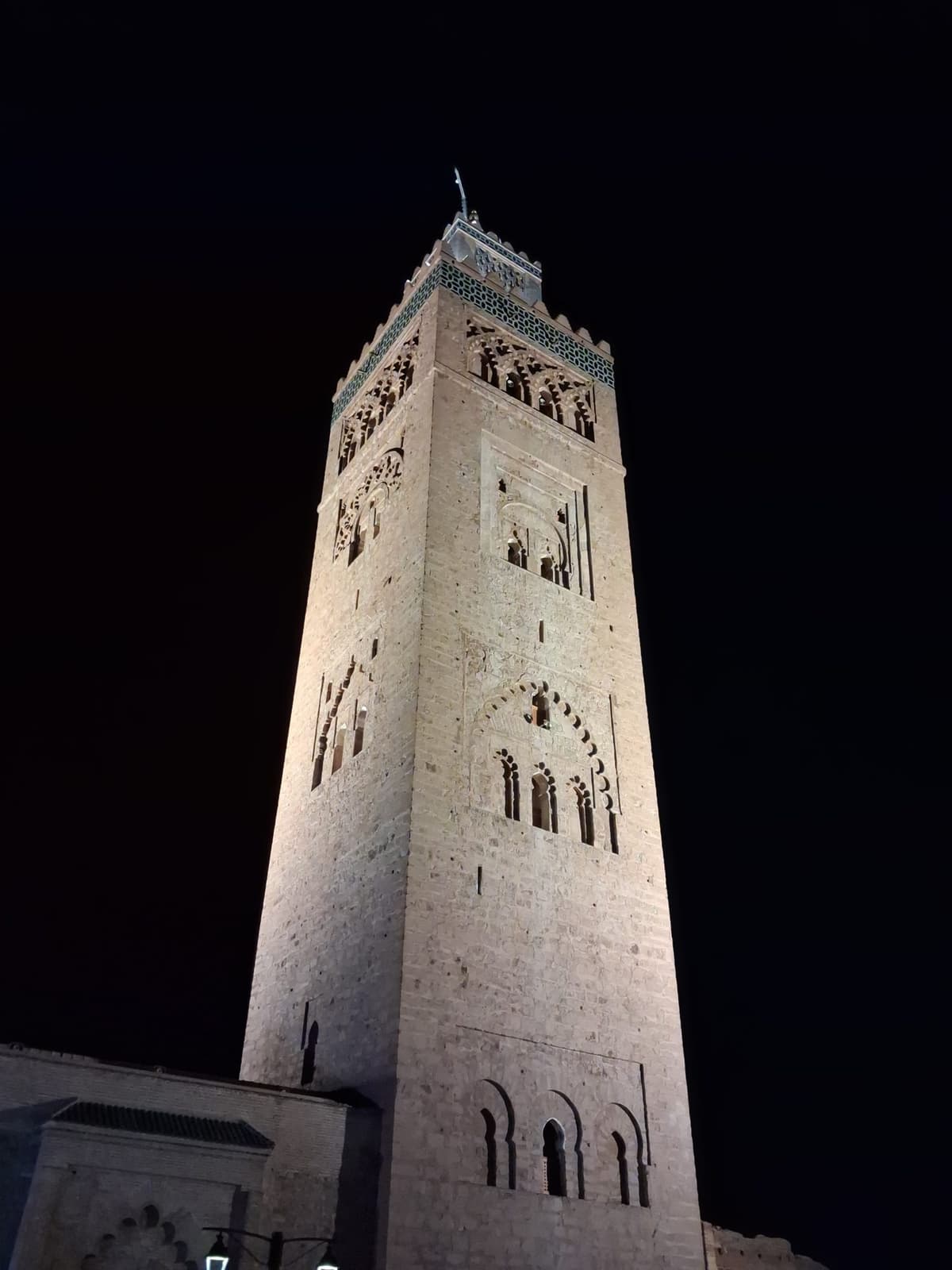 Minaret de la Koutoubia éclairé de nuit, à Marrakech.