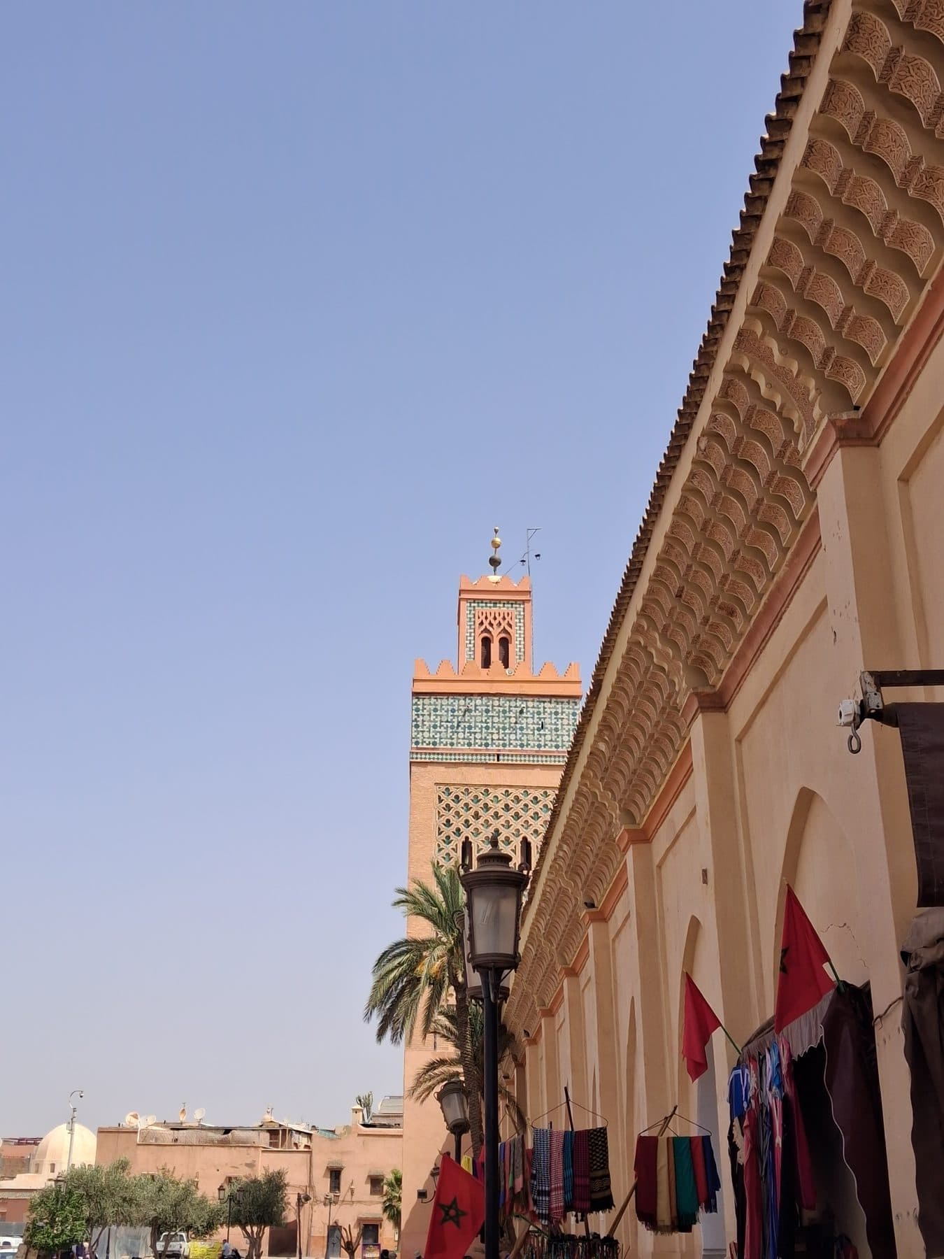 Façade latérale de la mosquée de la Kasbah, avec sa corniche sculptée et son minaret.