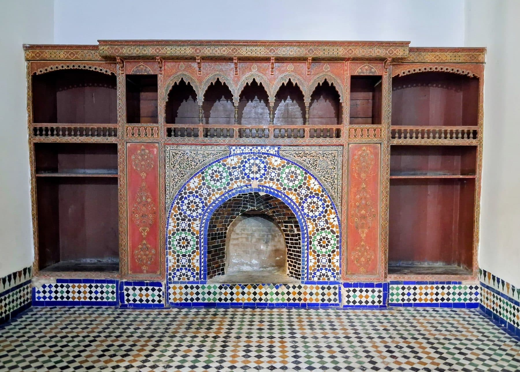 Alcôve aux boiseries peintes au-dessus d'un décor de zellige et d'un sol en mosaïque, palais de la Bahia