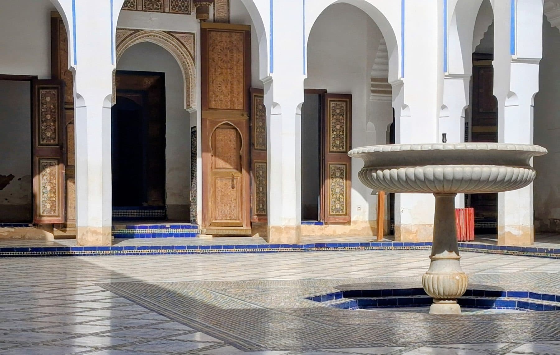 Cour du palais de la Bahia avec sa vasque de marbre au centre et ses arcades blanches