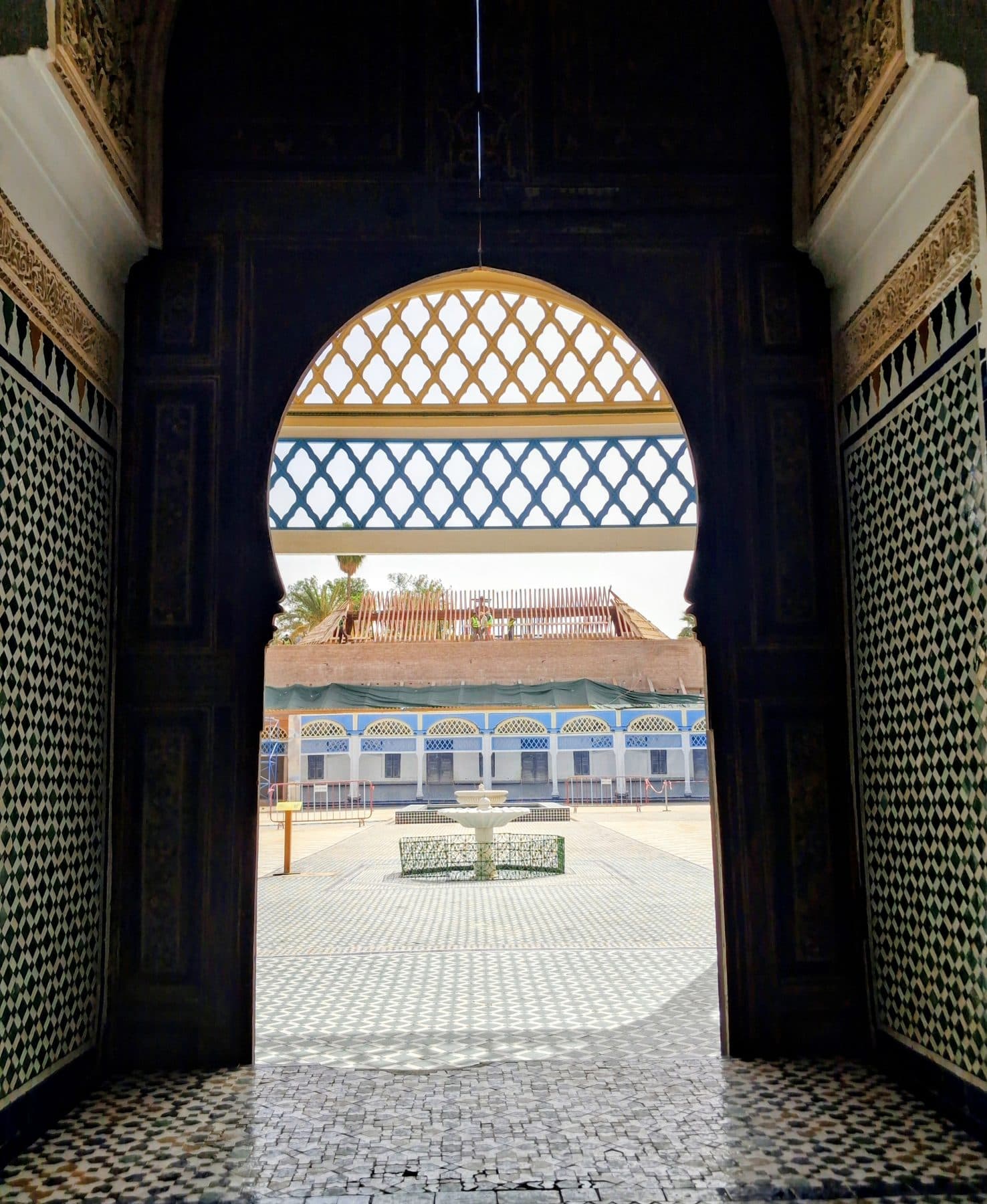 Arc en fer à cheval ouvrant sur la grande cour du palais de la Bahia