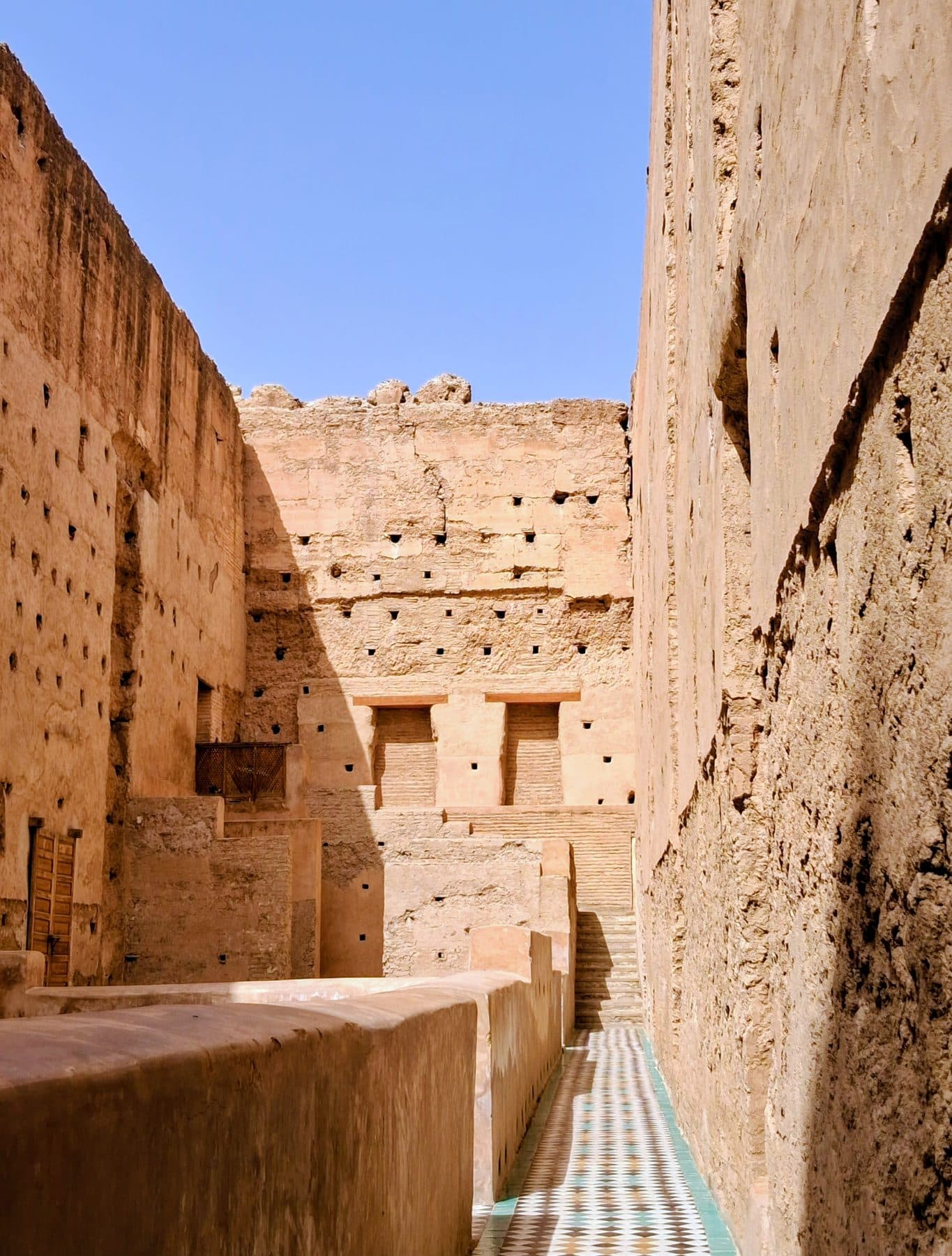 Murs de pisé et couloir au sol en zellige, palais El Badi