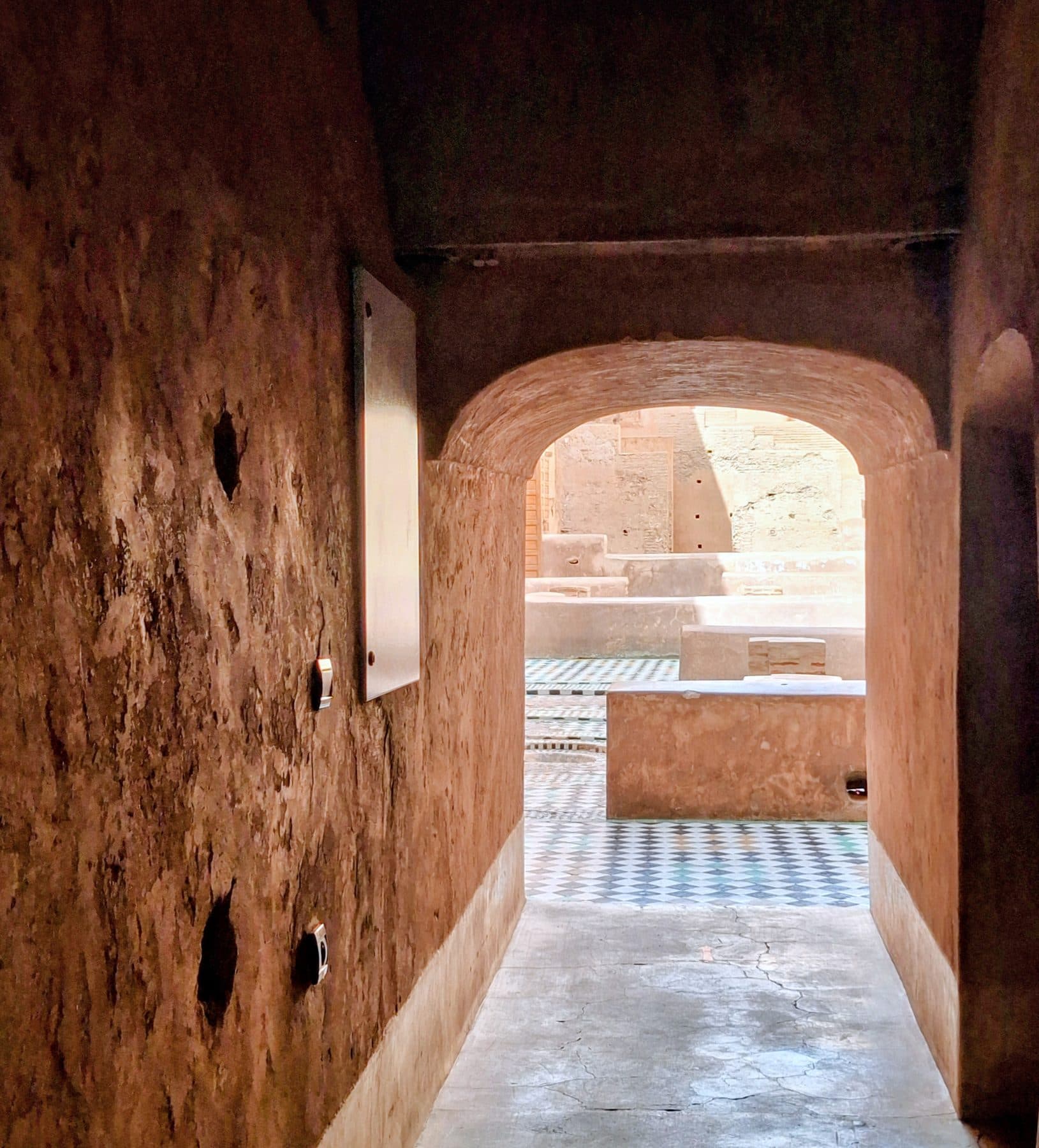 Passage voûté en pisé ouvrant sur les ruines du palais El Badi