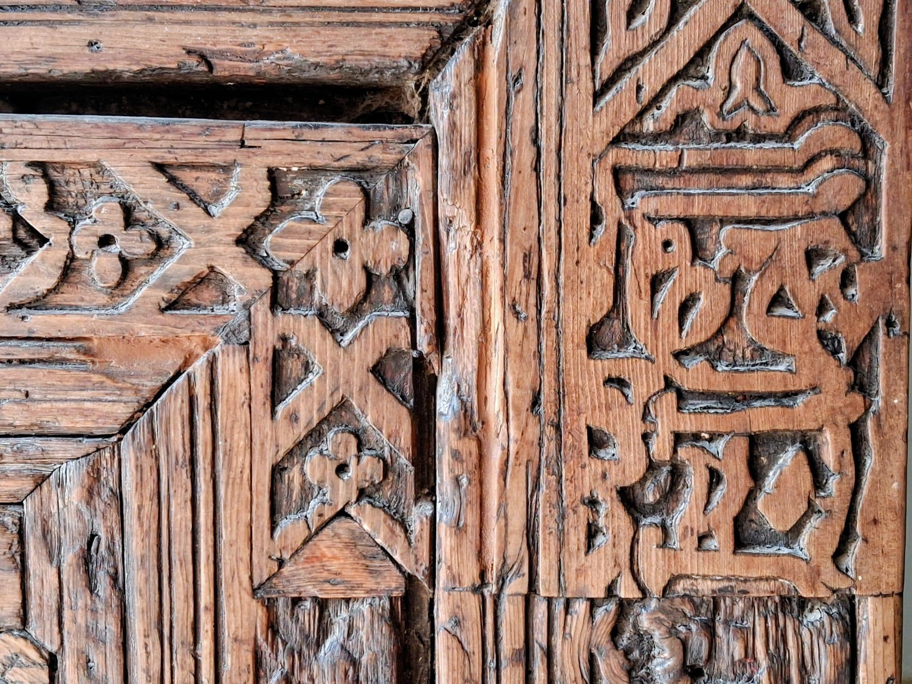 Montants de bois sculptés d'entrelacs et d'inscriptions, tombeaux saadiens
