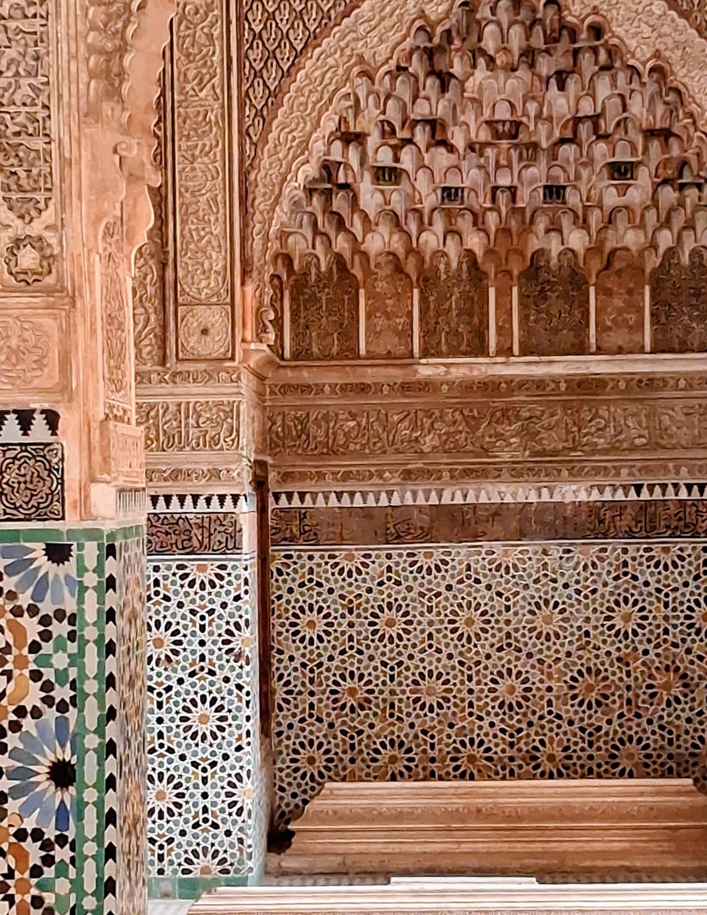 Niche en stuc à muqarnas au-dessus de panneaux de zellige, tombeaux saadiens