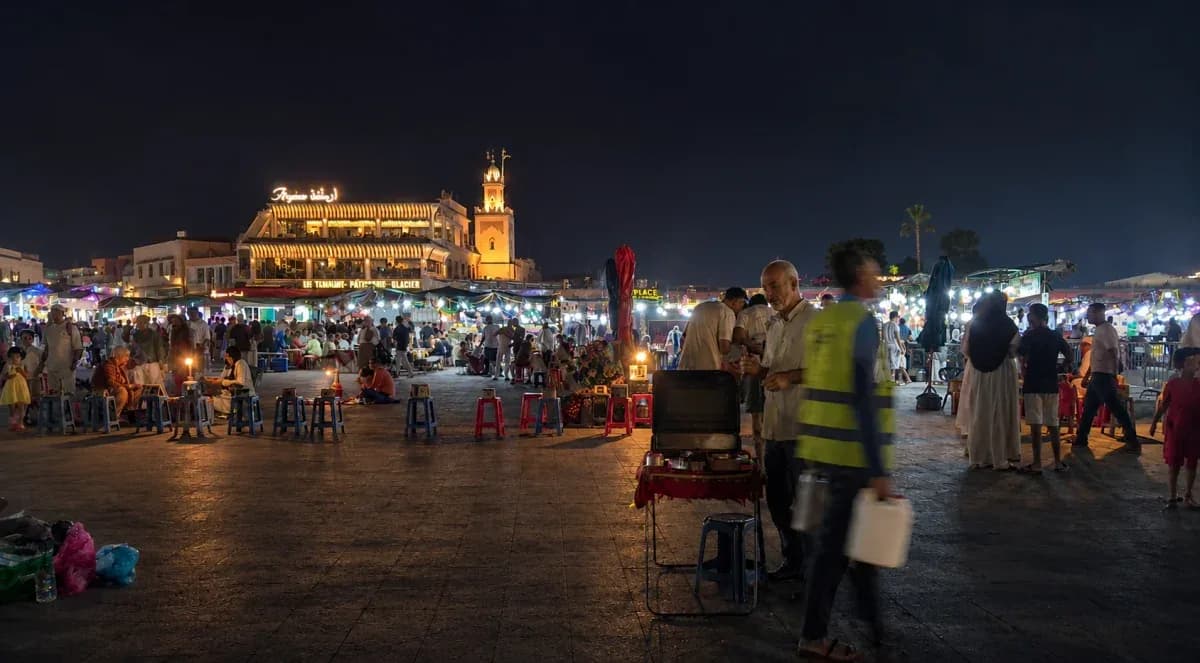 La place Jemaa el-Fna de nuit, avec ses stands de cuisine éclairés et la foule des visiteurs