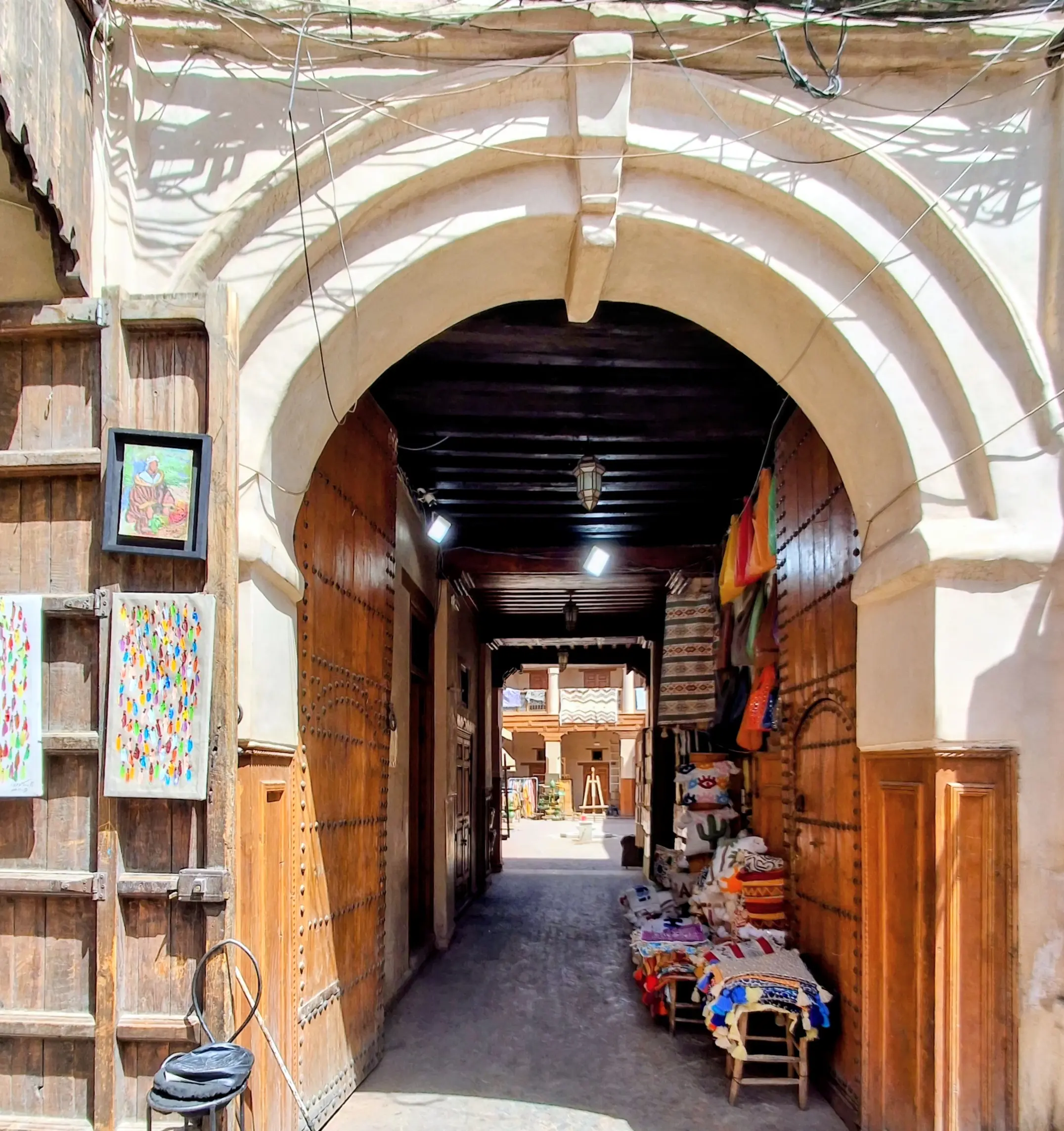 Les mains qui façonnent Marrakech : histoire des souks