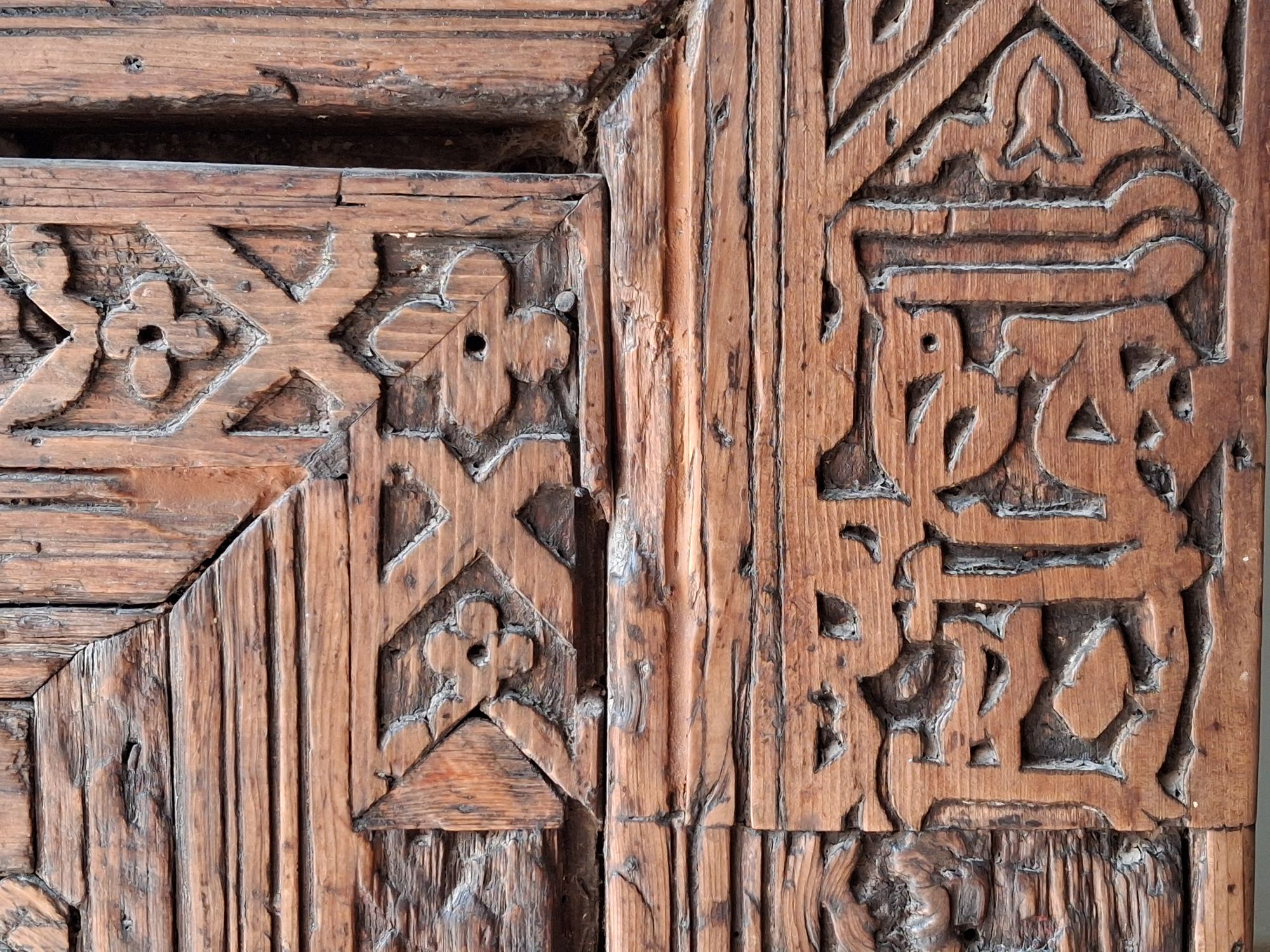 Détail de bois de cèdre sculpté de motifs floraux et d'une inscription calligraphiée, aux Tombeaux saadiens